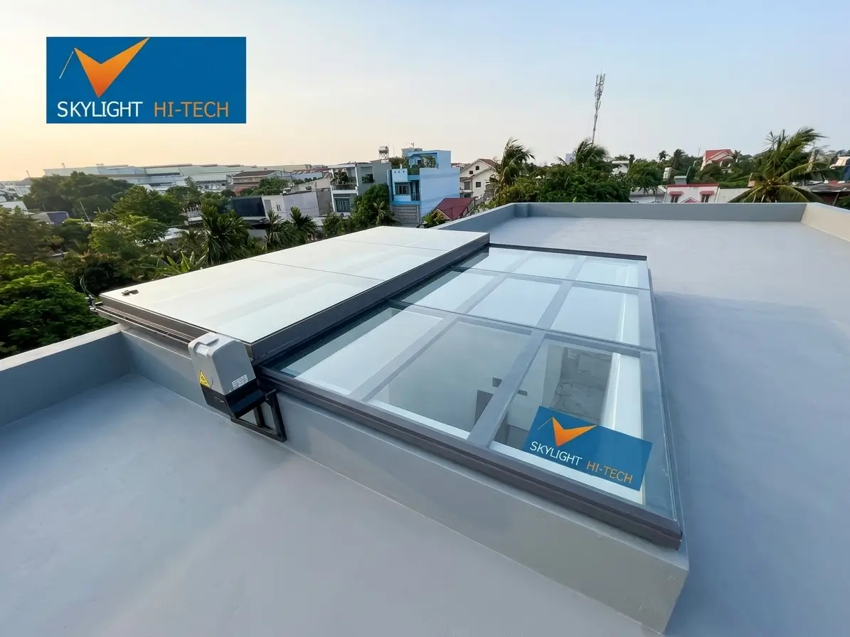 Hình ảnh Skylight Hi-Tech thi công giếng trời trượt tự động trên mái kính thực tế